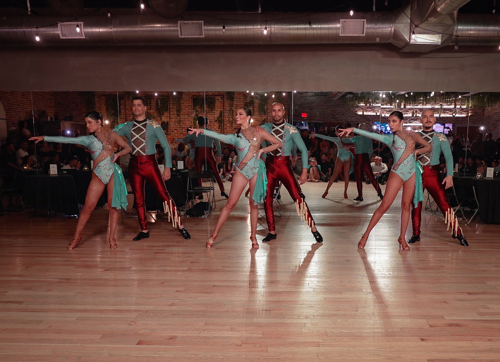 DÁRÍ couples performing synchronized partnerwork